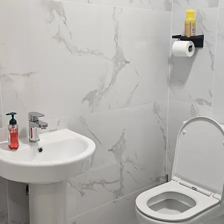 Gasthof Abi's World - 23 Kilmartin Grove Green, Hollystown, Dublin 15 *