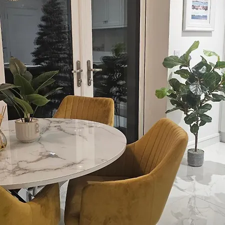 Abi's World - 23 Kilmartin Grove Green, Hollystown, Dublin 15 تيريلسْتاون