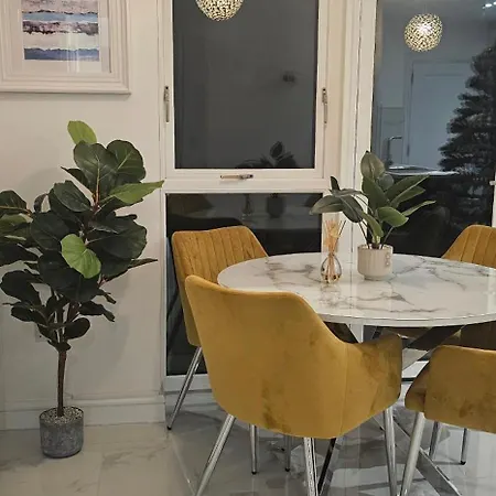 Abi's World - 23 Kilmartin Grove Green, Hollystown, Dublin 15 Inn