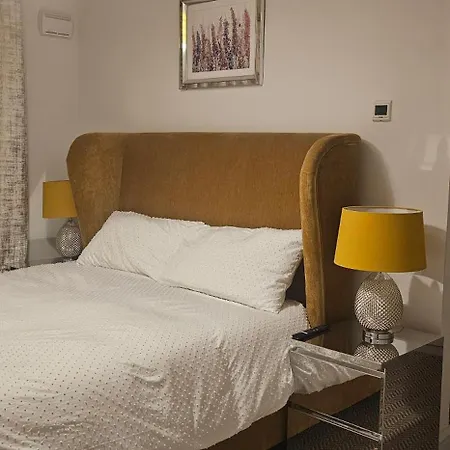 Abi's World - 23 Kilmartin Grove Green, Hollystown, Dublin 15 Inn *